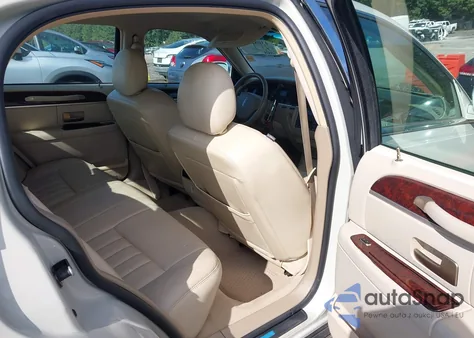 2006 Lincoln Town Car Signature z USA, uszkodzony, nr VIN 1LNHM81V56Y614936